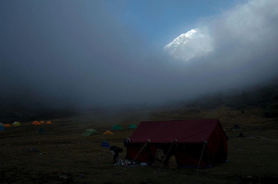 Namioty w Thangsing i prześwitująca Mount Pandim (Goecha La trek)